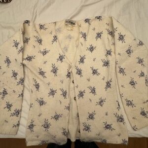 Lovely vintage tea cream cardigan with grey flowers, size small